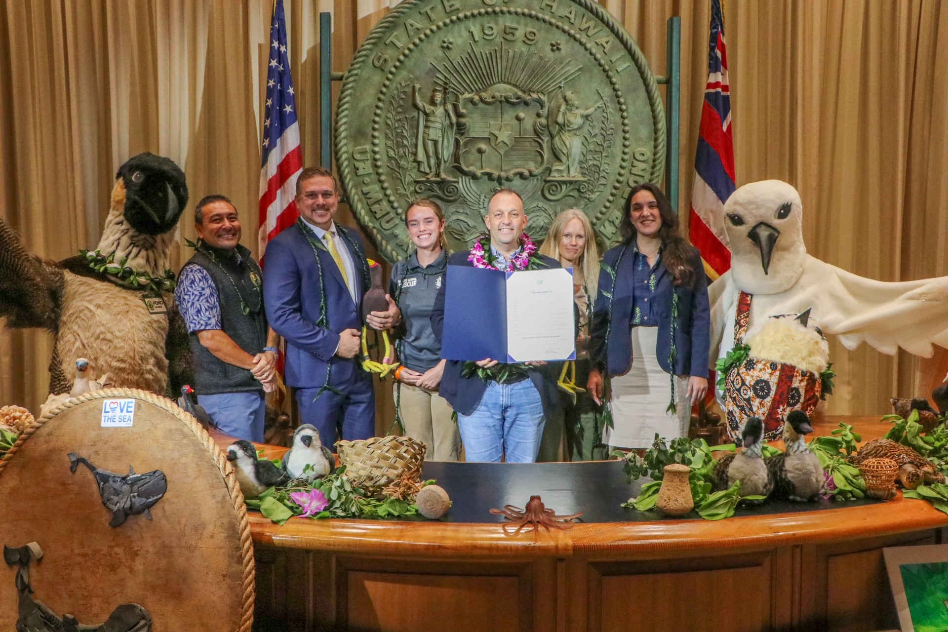 Pacific Birds Helen Raine poses for a photo next to Hawaii Governor Josh Green and two women.